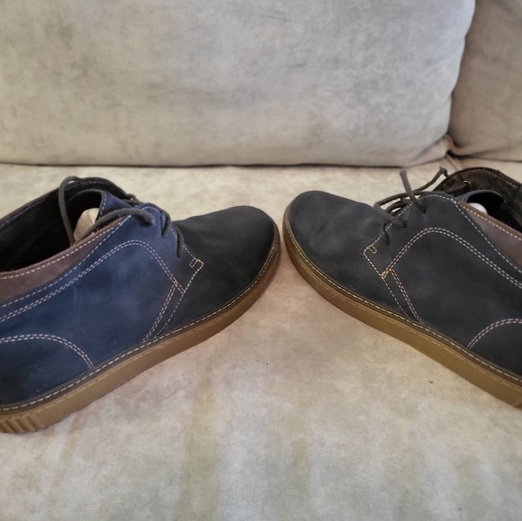 Shoe's - Picture 2 of 5